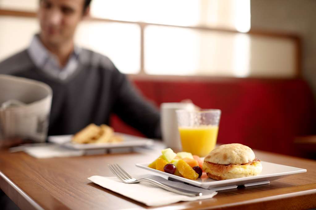 Hyatt Place West London Hayes Ресторант снимка