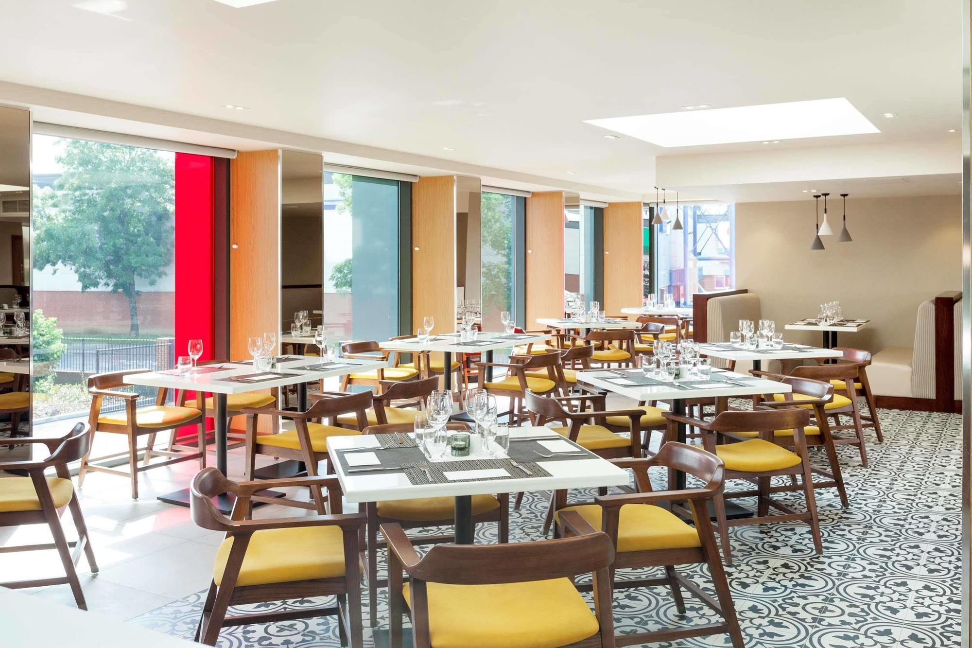 Hyatt Place West London Hayes Екстериор снимка