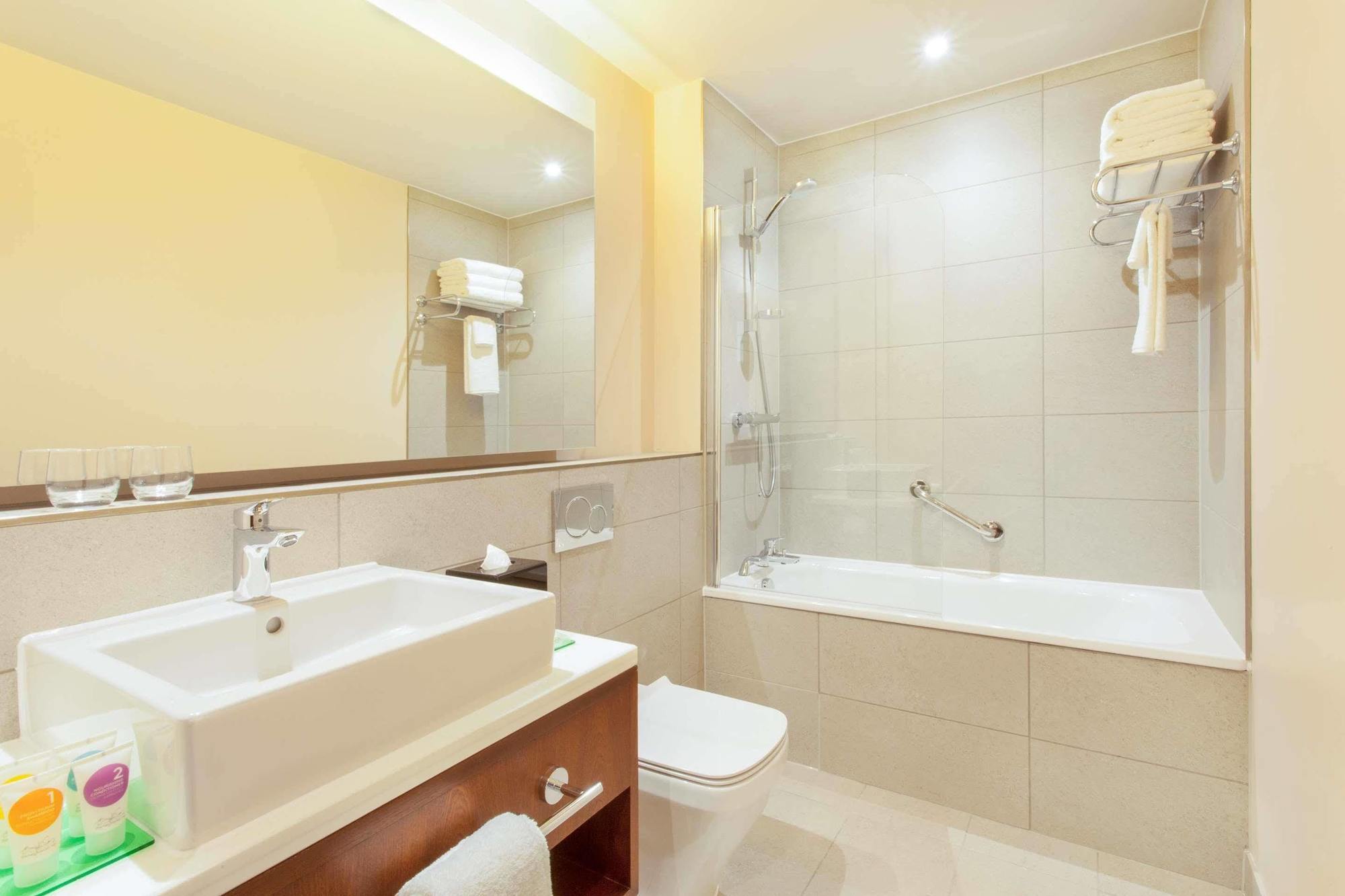 Hyatt Place West London Hayes Екстериор снимка